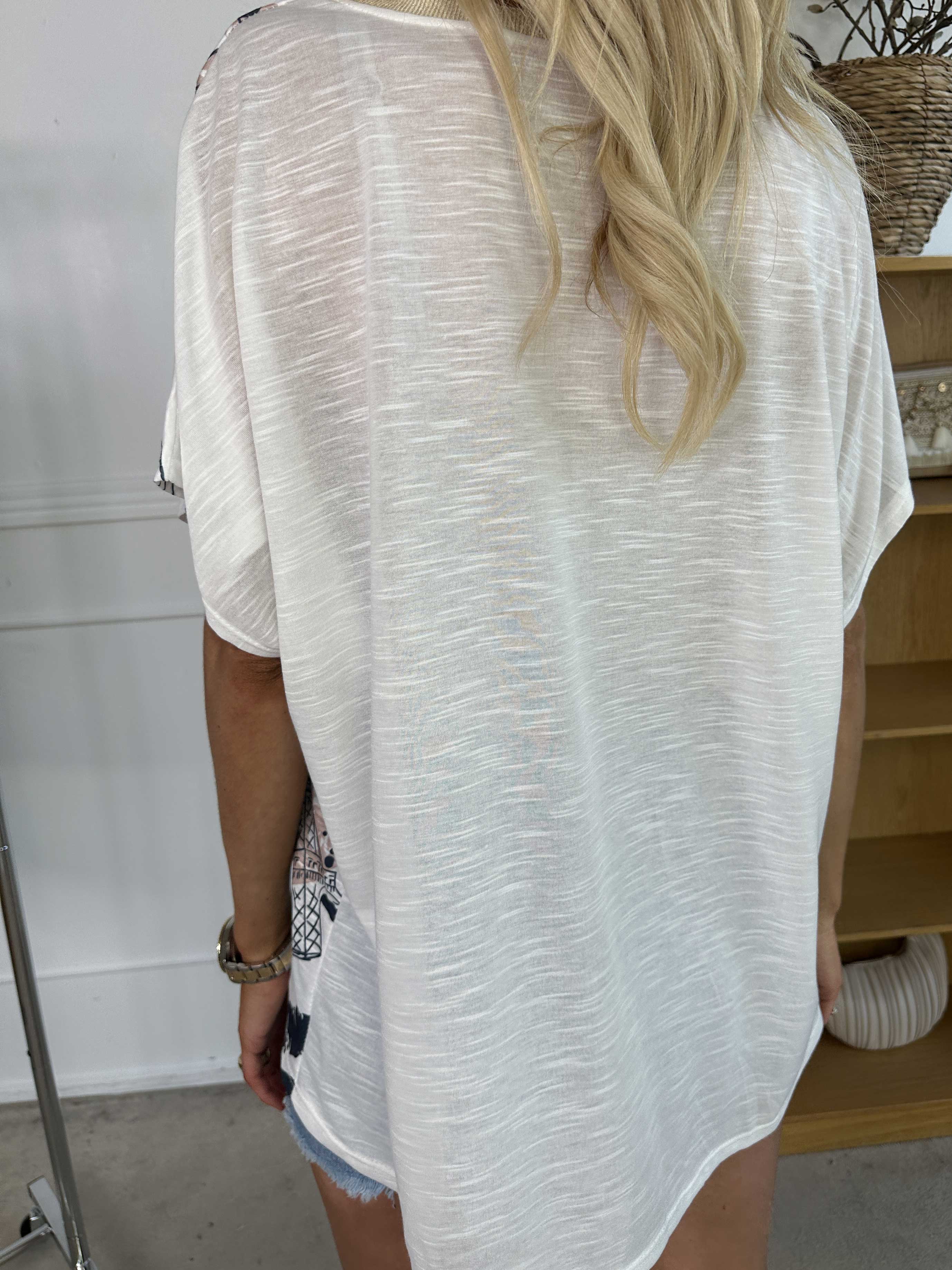 Merle - Hvid t-shirt med motiver og v-udskæring